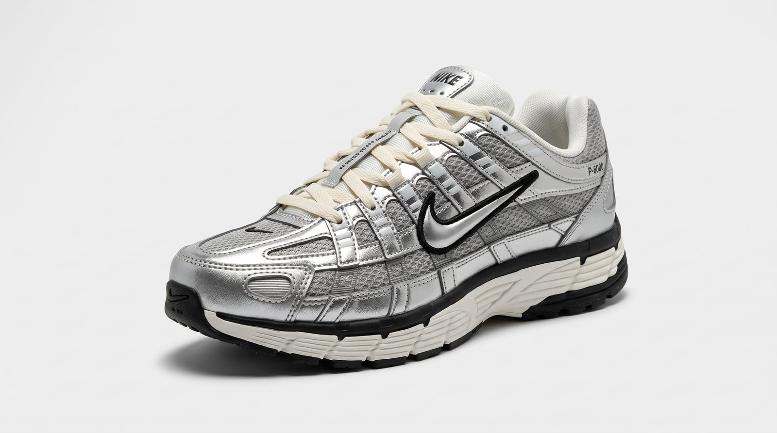 Nike P-6000 Metallic Silver en vista diagonal