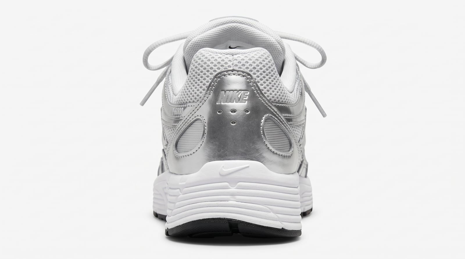 Vista posterior del Nike P-6000 Metallic Silver